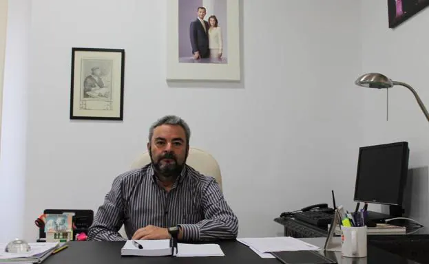 José Antonio Murillo, alcalde de Zalamea, en su mesa de trabajo 