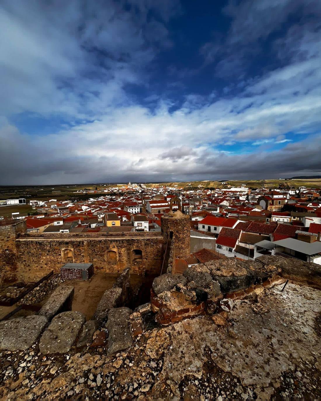 Imagen secundaria 1 - Arriba una de las partes limpiadas. Debajo vistas desde la torre y estado en que se encontraba antes de limpiarla. 