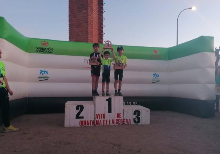Imagen principal - Podium de la categoría promesas.