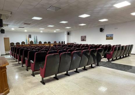 Imagen secundaria 1 - El Salón de Plenos estrena sillones