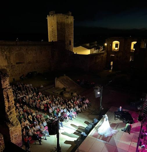 Imagen principal - La Feria de la Cruz de Mayo ha vuelto a llenar de música el Castillo de Arribalavilla