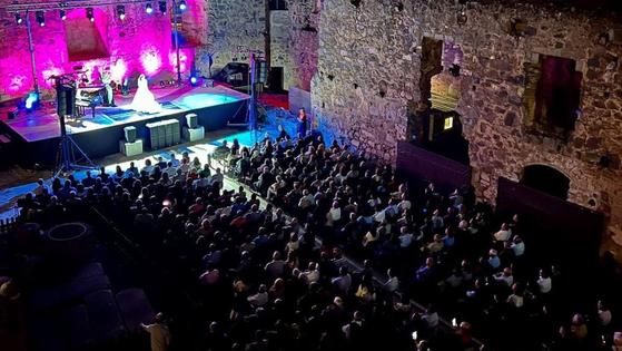 La Feria de la Cruz de Mayo ha vuelto a llenar de música el Castillo de Arribalavilla