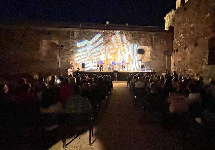 Imagen principal - También fue numeroso el público que asistió al concierto de 'The boleritos'.
