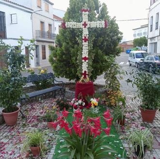 Imagen secundaria 1 - La calle Sevilla gana la Cruz de Mayo