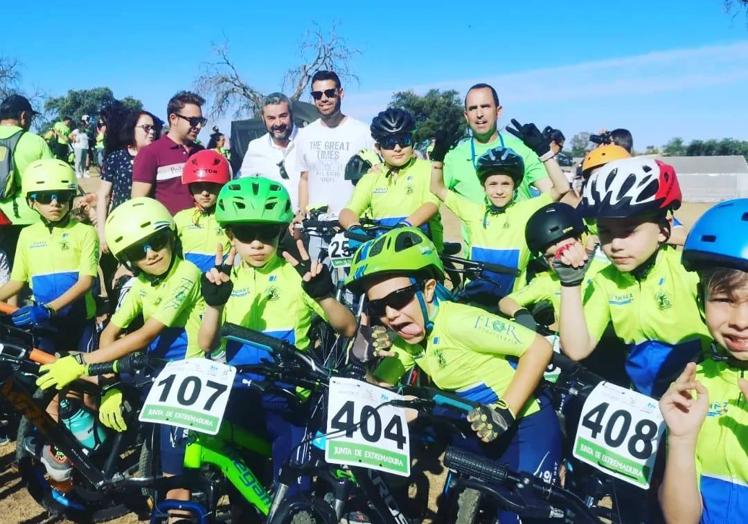 Imagen principal - Unos 160 ciclistas se dieron cita en Zalamea para la sexta prueba de los Judex Autonómicos BTT