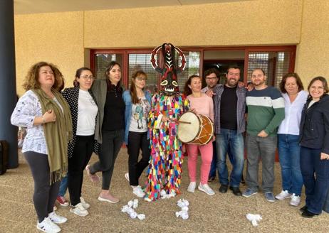 Imagen secundaria 1 - Jarramplas llega al IES Antonio de Nebrija