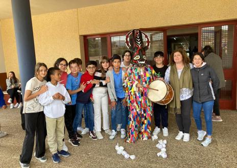Imagen secundaria 1 - Jarramplas llega al IES Antonio de Nebrija