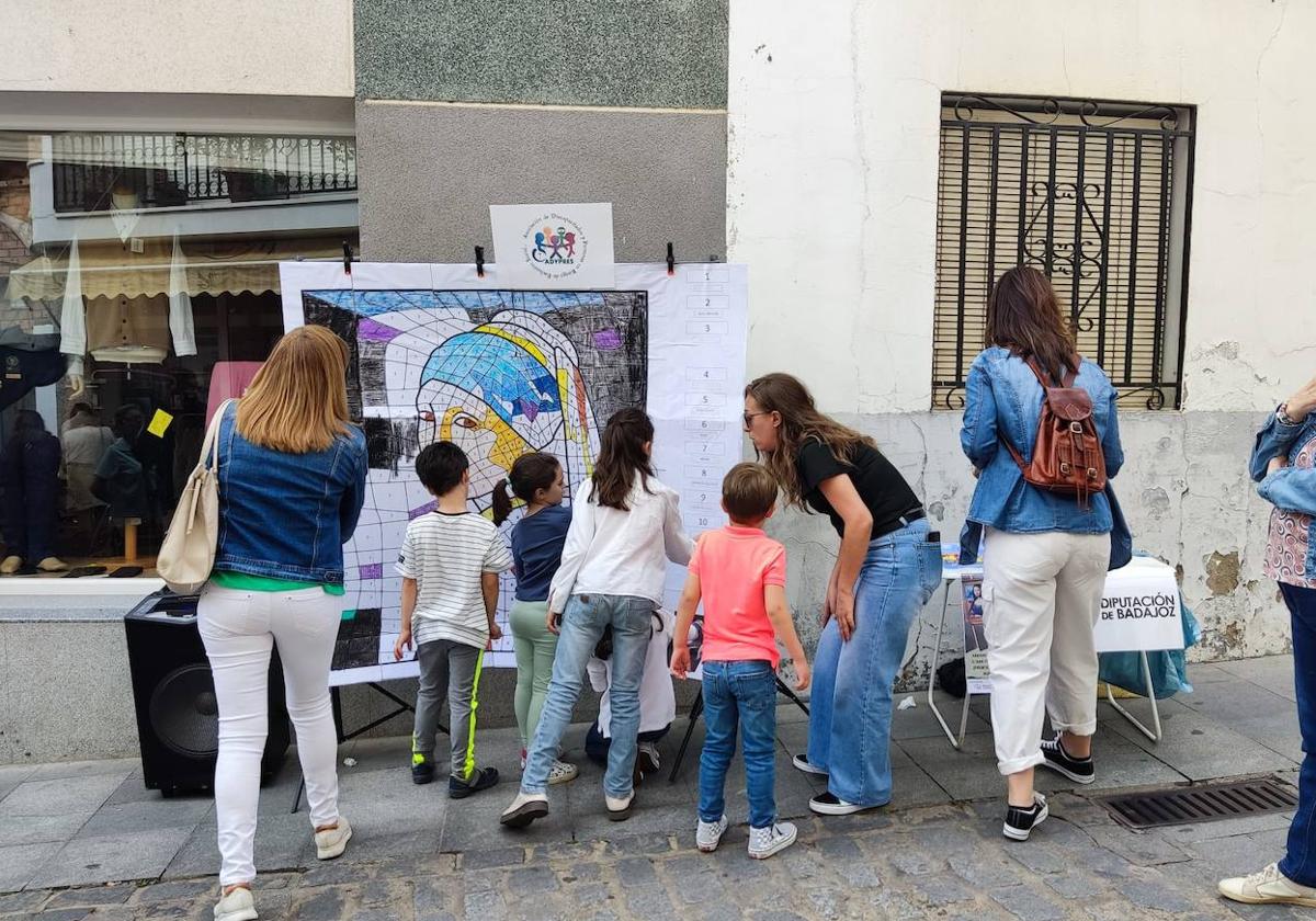 Un grupo participando en la pintura.