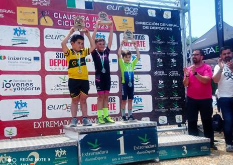 Imagen secundaria 1 - Arriba, ciclistas ilipenses que participaron en Ribera del Fresno. Debajo, Rubén García recibiendo el premio.