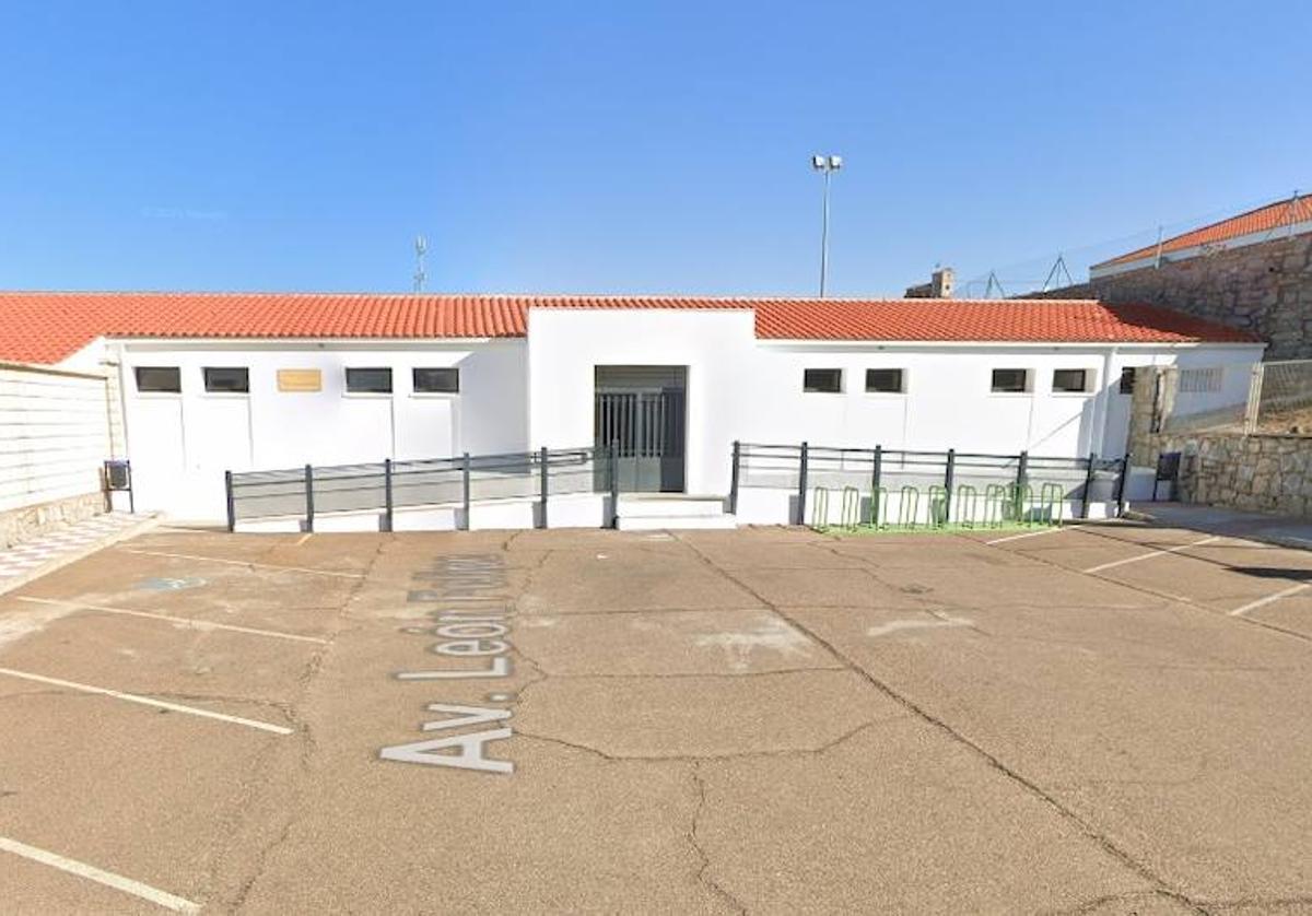 Entrada de la piscina municipal.
