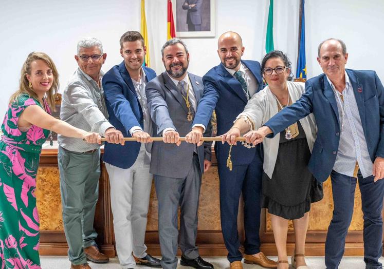 Imagen principal - El alcalde junto al resto de concejales del grupo popular.