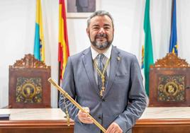 El alcalde sosteniendo el bastón de mando tras la investidura.