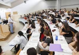 Alumnos extremeños durante uno de los exámenes de la EBAU.