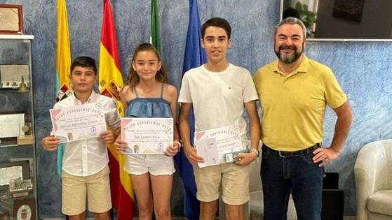 El alcalde recibe a los alumnos con mejores expedientes de la localidad