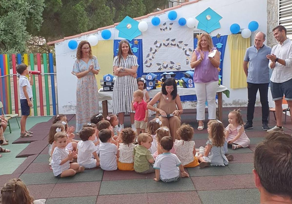 Los alumnos de guardería, infantil y primaria despiden una etapa educativa con sus graduaciones