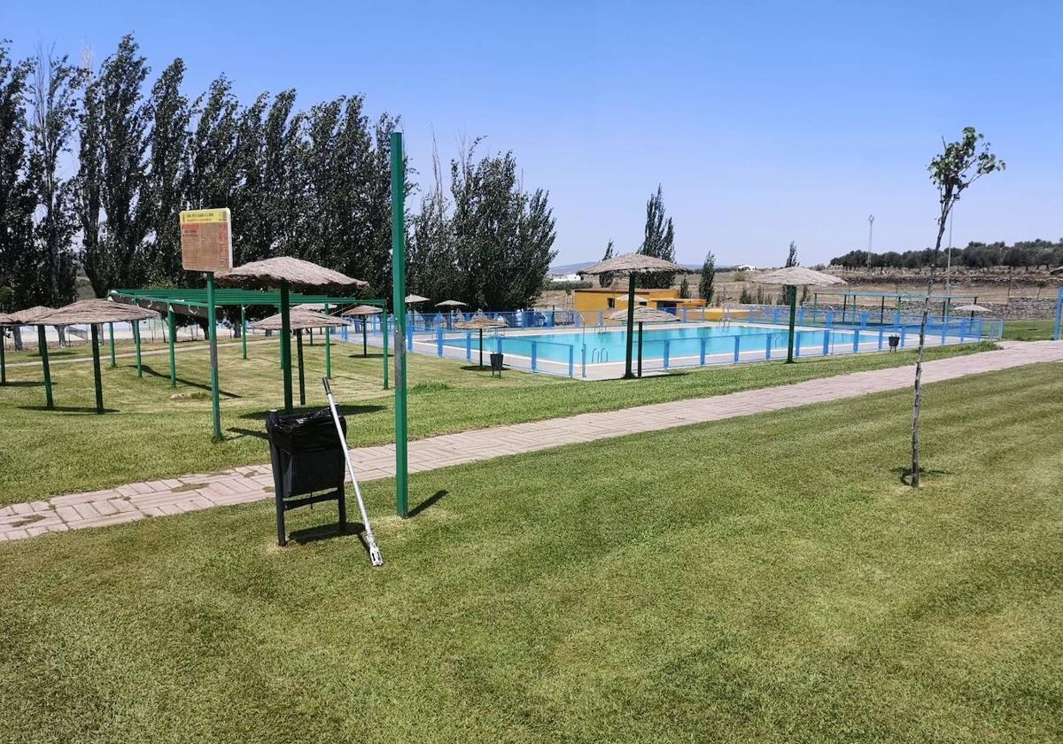 Piscina de Zalamea de la Serena lista para su apertura.