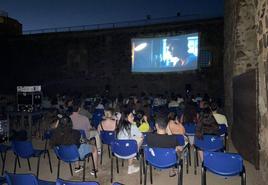 Primera proyección del ciclo de cine en el Castillo de Arribalavilla.