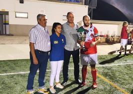 Entrega del trofeo al CD Monterrubio.