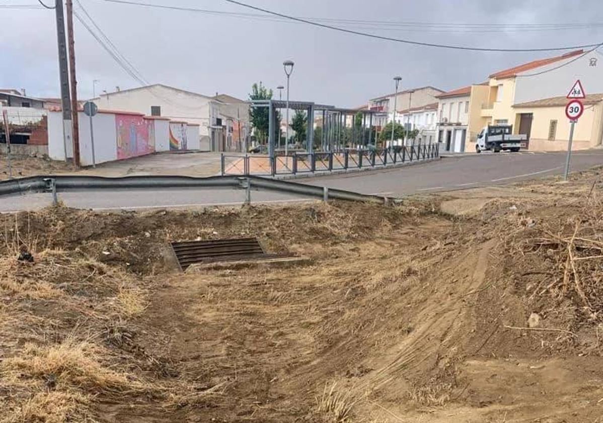 Imagen principal - El Ayuntamiento de Zalamea limpia las posibles zonas de inundación