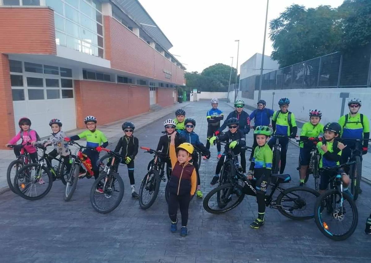 Imagen secundaria 1 - La AC Cancho Roano disfrutó de una terrorífica ruta por Halloween