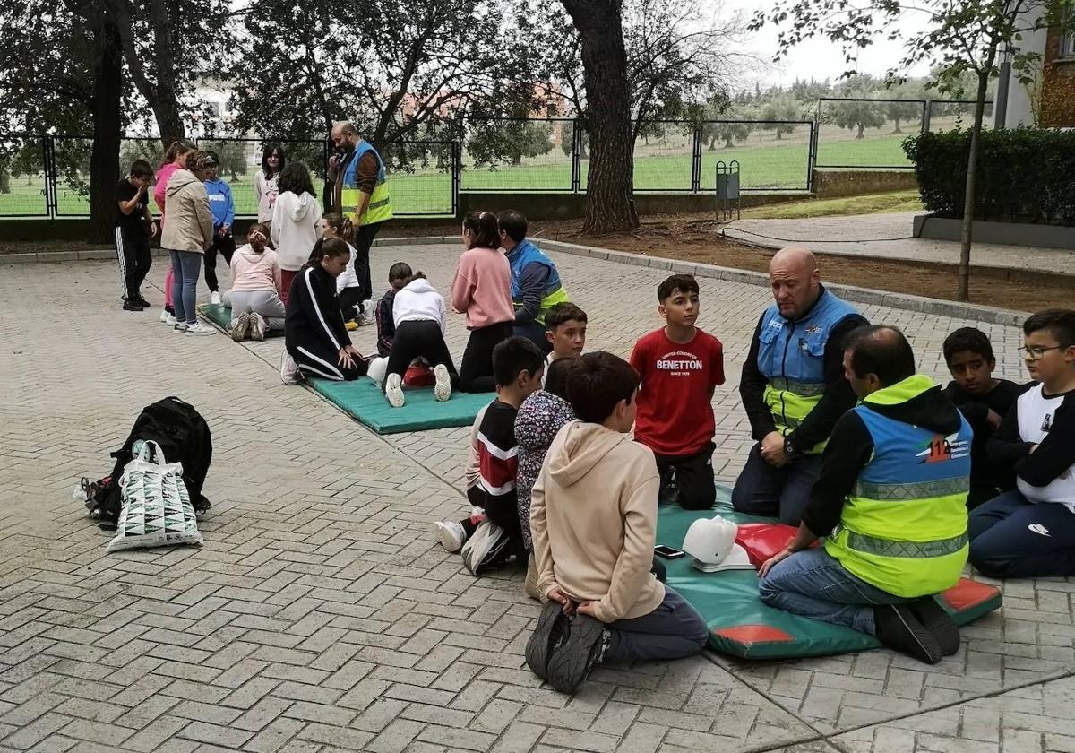Alumnos del colegio Calderón de la Barca participan en un taller de primeros auxilios
