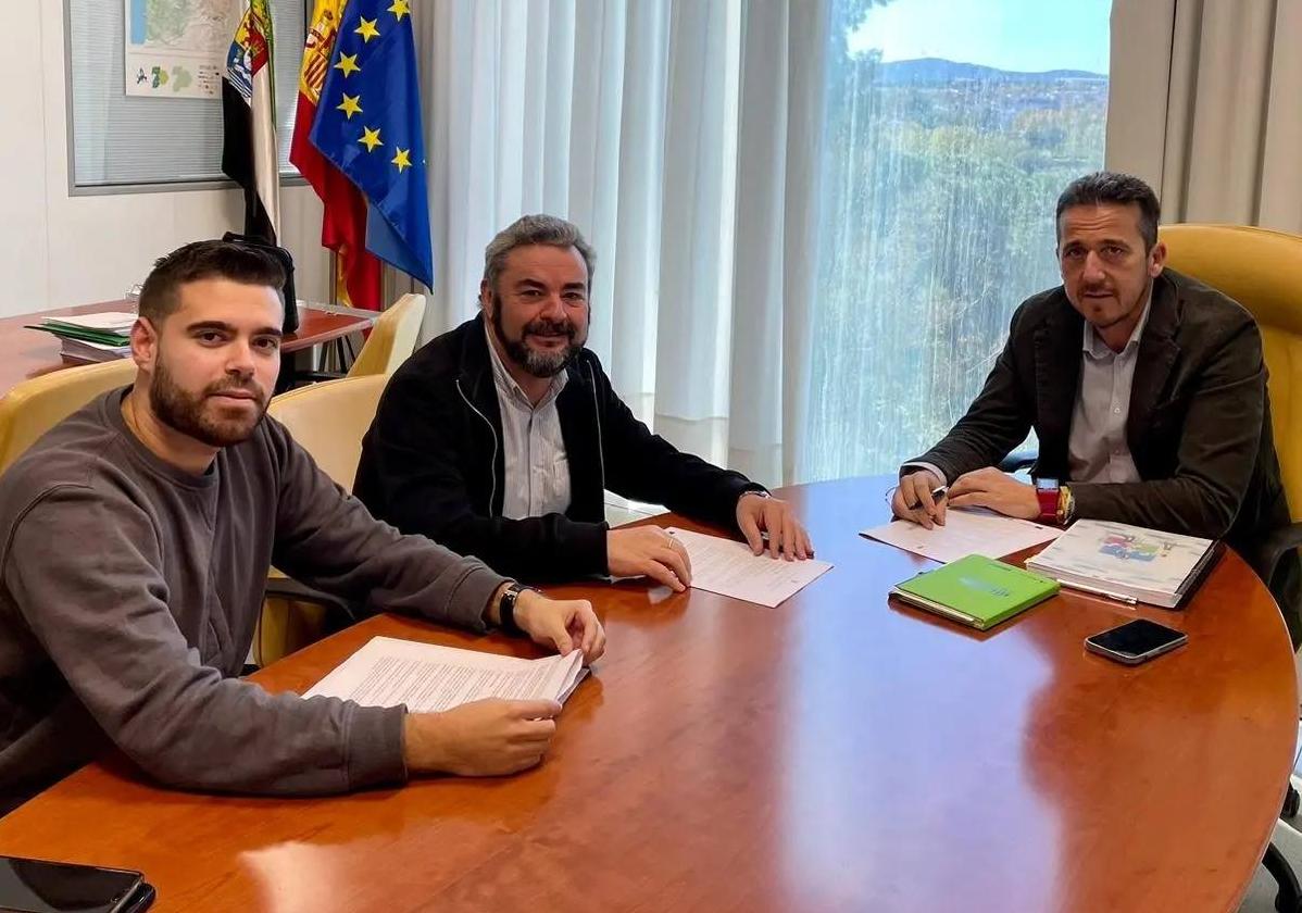 José Antonio Murillo, alcalde de Zalamea, se reúne con el Secretario de Economía, Víctor Píriz