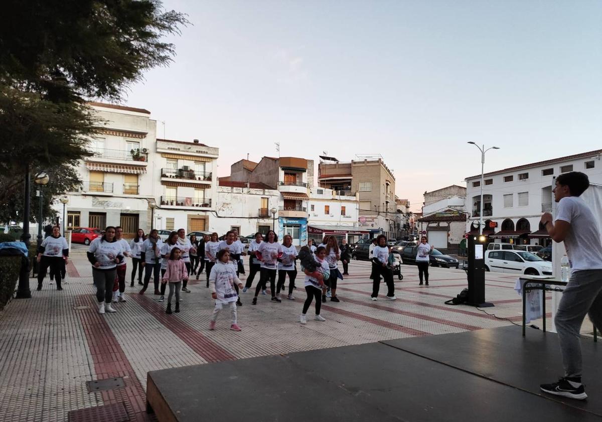 Imagen principal - Zalamea se mueve contra la violencia de género