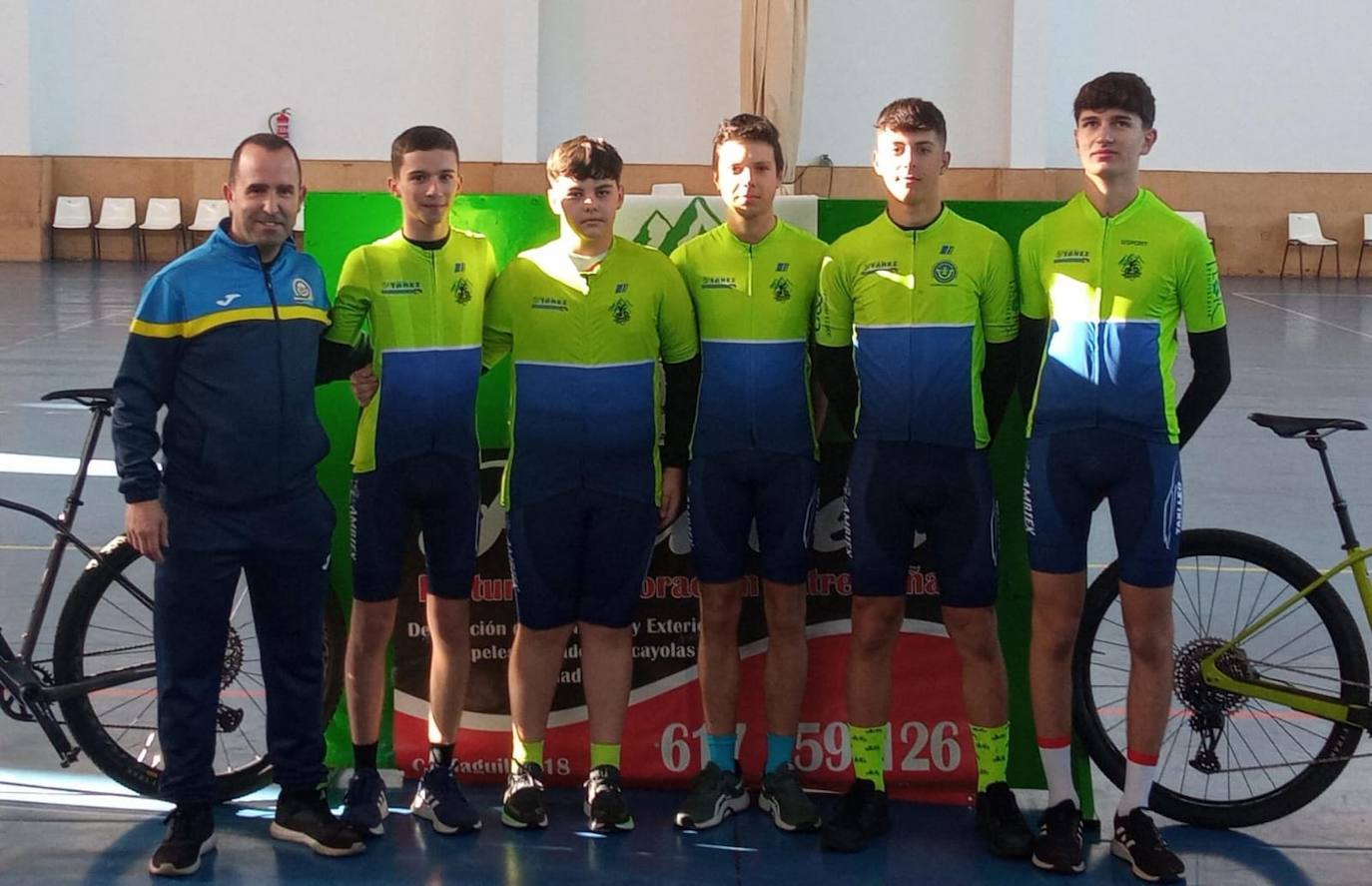 Imagen principal - Los miembros más mayores que participaron en la ruta.