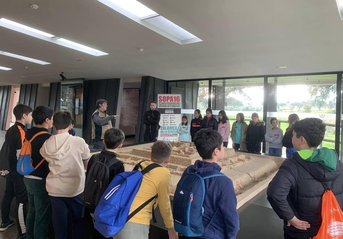 Imagen principal - Alumnos de 6 centros de la comarca han participado en las jornadas educativas en Cancho Roano