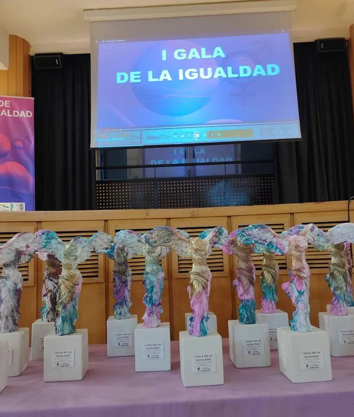 Imagen secundaria 2 - Arriba; Inma Paredes recoge el premio de manos del alcalde ilipense. Debajo, vista del Centro Cultural durante la entrega de premios y premios entregados durante la gala.