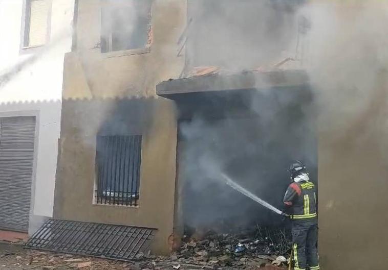 Uno de los bomberos durante las labores de extinción.