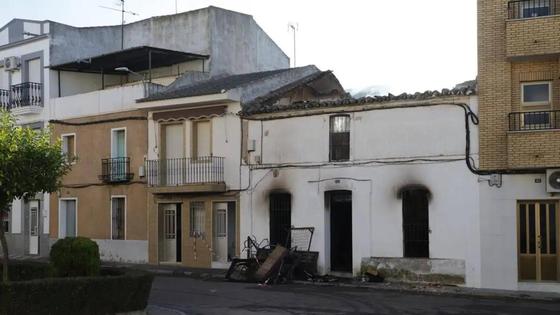 Los bomberos concluyen sin éxito la búsqueda de la segunda inquilina de la casa incendiada en Zalamea