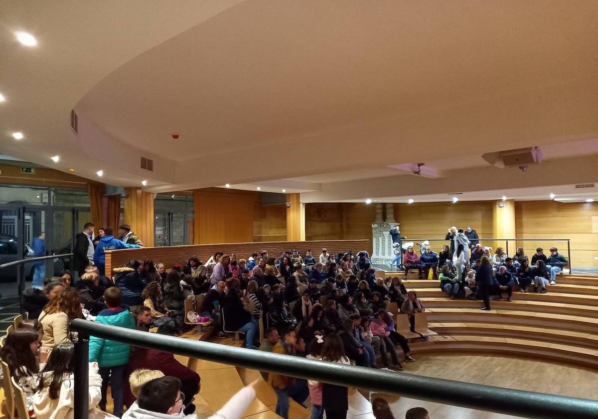 Imagen principal - Gran asistencia a la obra 'El Grinch en Navidad'