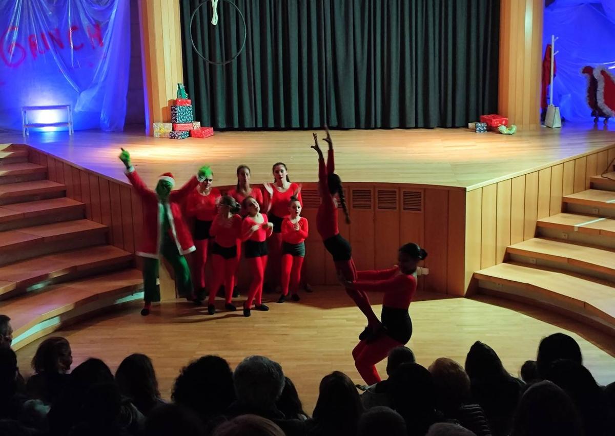 Imagen secundaria 1 - Gran asistencia a la obra 'El Grinch en Navidad'