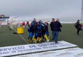 Los pequeños ilipenses celebrando el triunfo con el trofeo.