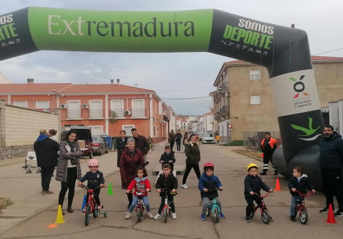 Imagen principal - Los más pequeños también participaron este año en la carrera.