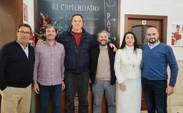 Imagen principal - Fotografía de familia de las autoridades. 