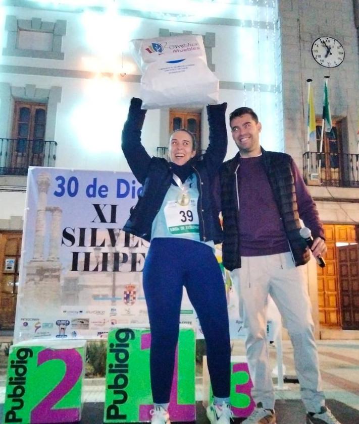 Imagen secundaria 2 - Unas 130 personas compitieron en la San Silvestre Ilipense