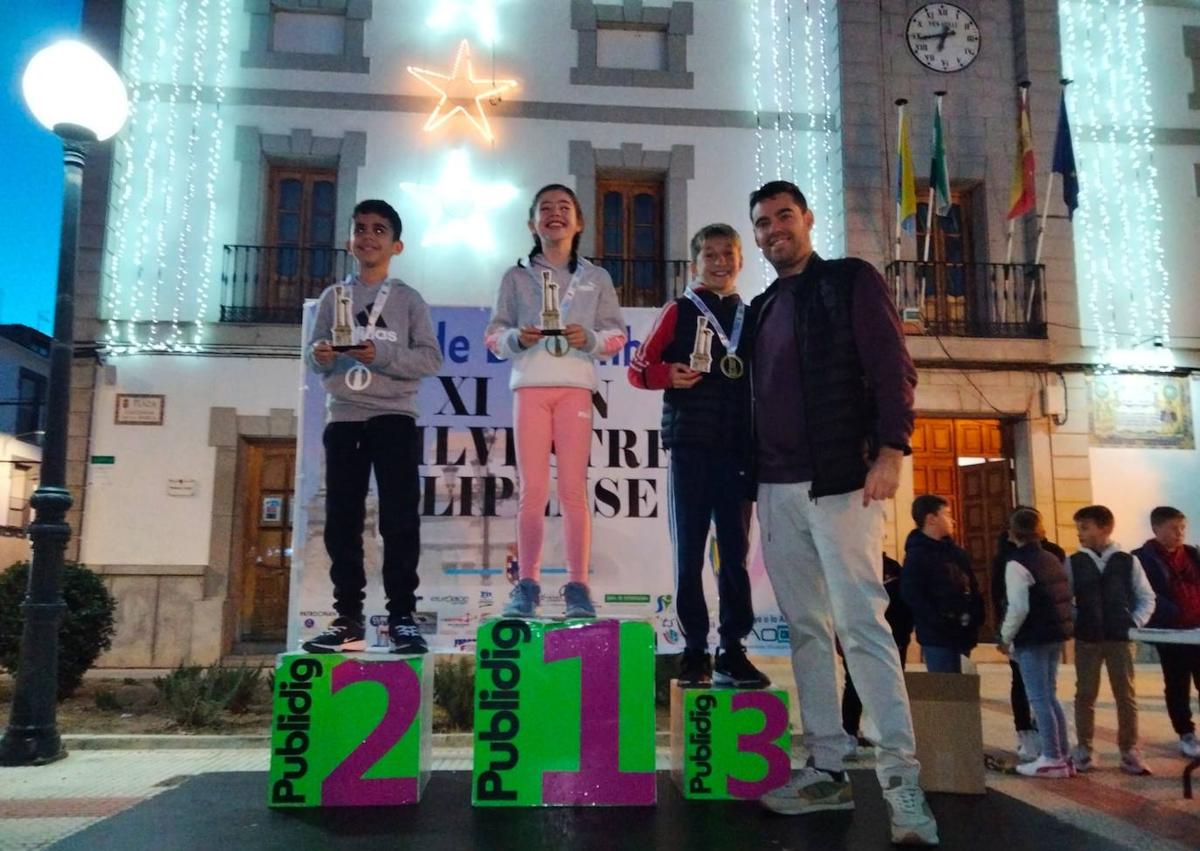 Imagen secundaria 1 - Varios de los podiums de distintas categorías.