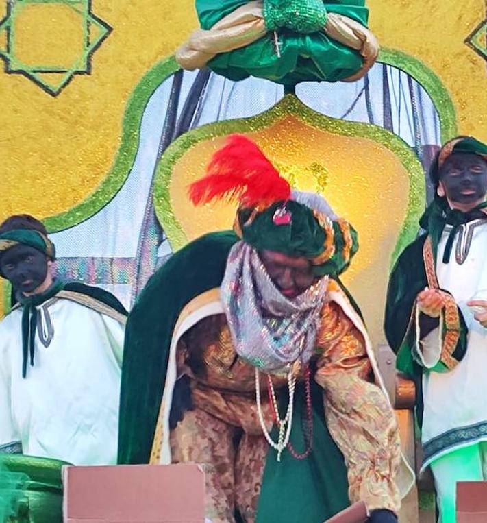 Imagen secundaria 2 - Los Magos, en sus carrozas, con sus pajes.