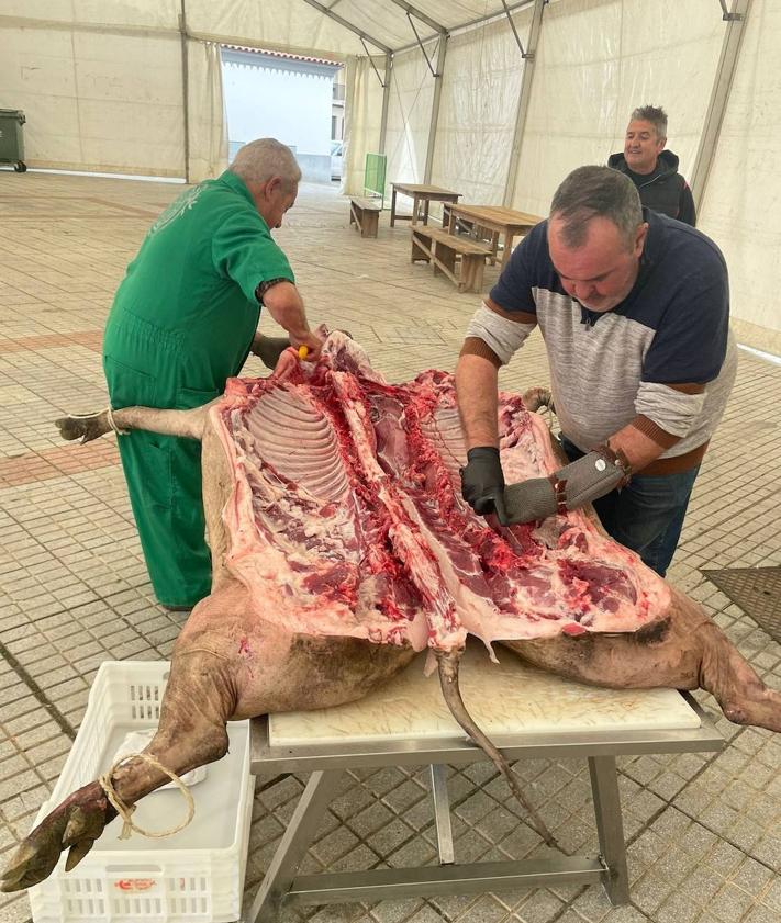 Imagen secundaria 2 - La matanza popular finaliza el programa de fiestas navideñas de Zalamea de la Serena