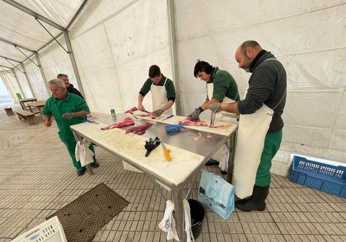 Imagen principal - La matanza popular finaliza el programa de fiestas navideñas de Zalamea de la Serena