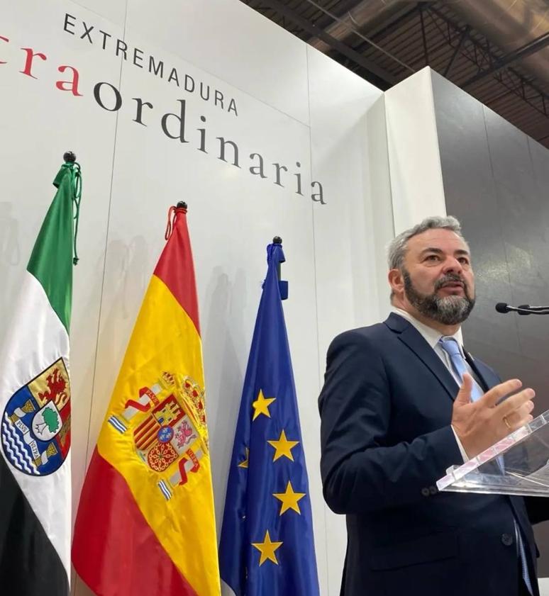 Imagen principal - El alcalde ilipense durante la presentación.