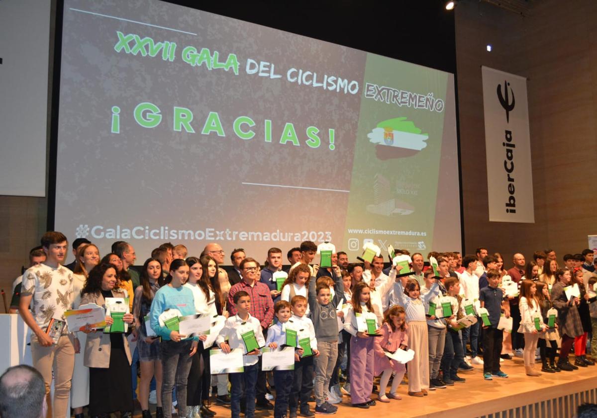 Imagen principal - Fotografía de familia tras la entrega de premios.