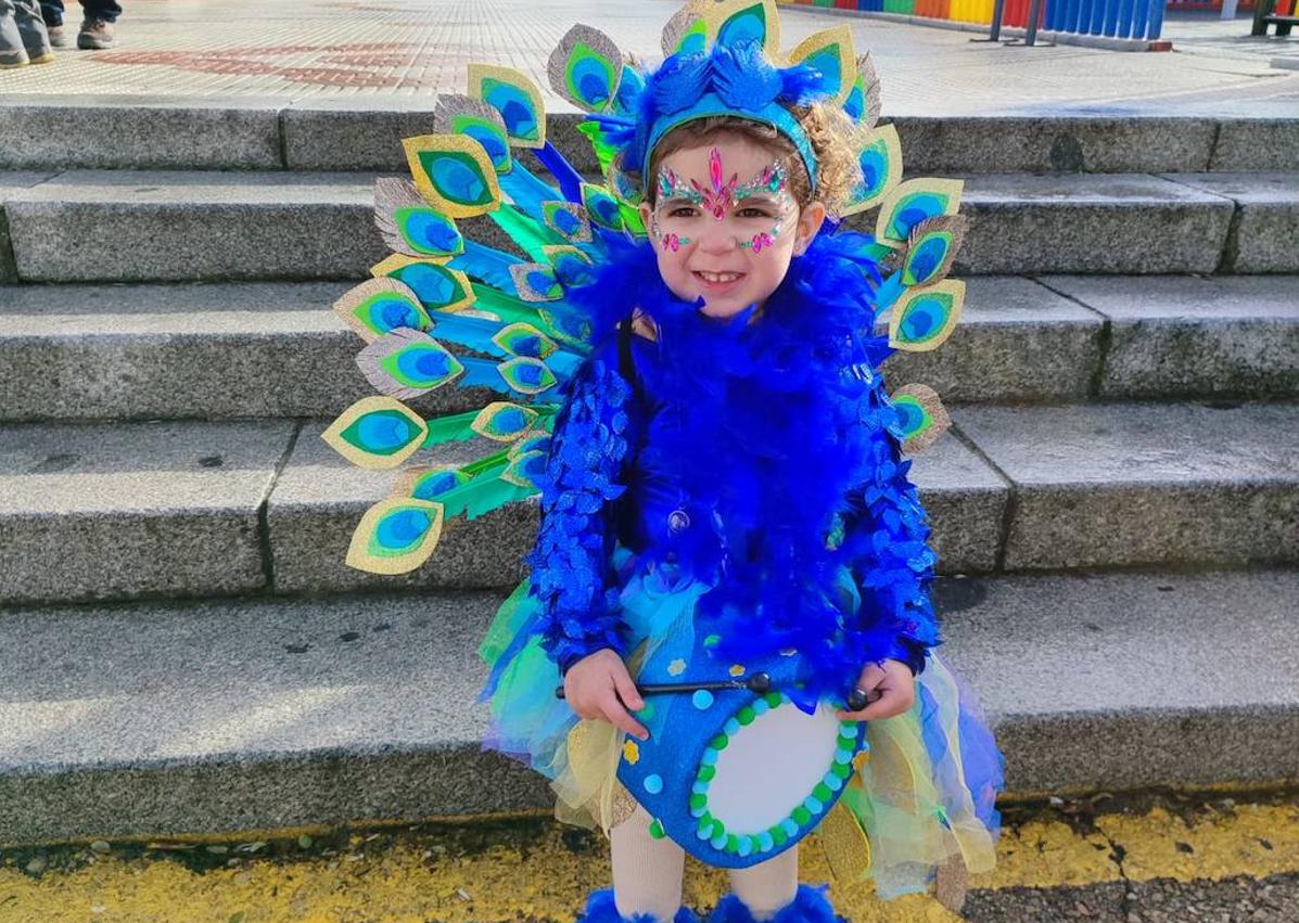 Imagen secundaria 1 - 20 comparsas llenaron de color y diversión las calles de Zalamea