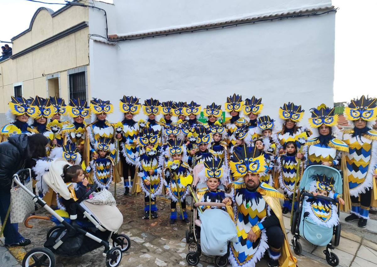 Imagen secundaria 1 - 20 comparsas llenaron de color y diversión las calles de Zalamea