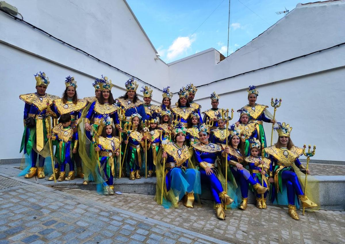 Imagen secundaria 1 - 20 comparsas llenaron de color y diversión las calles de Zalamea