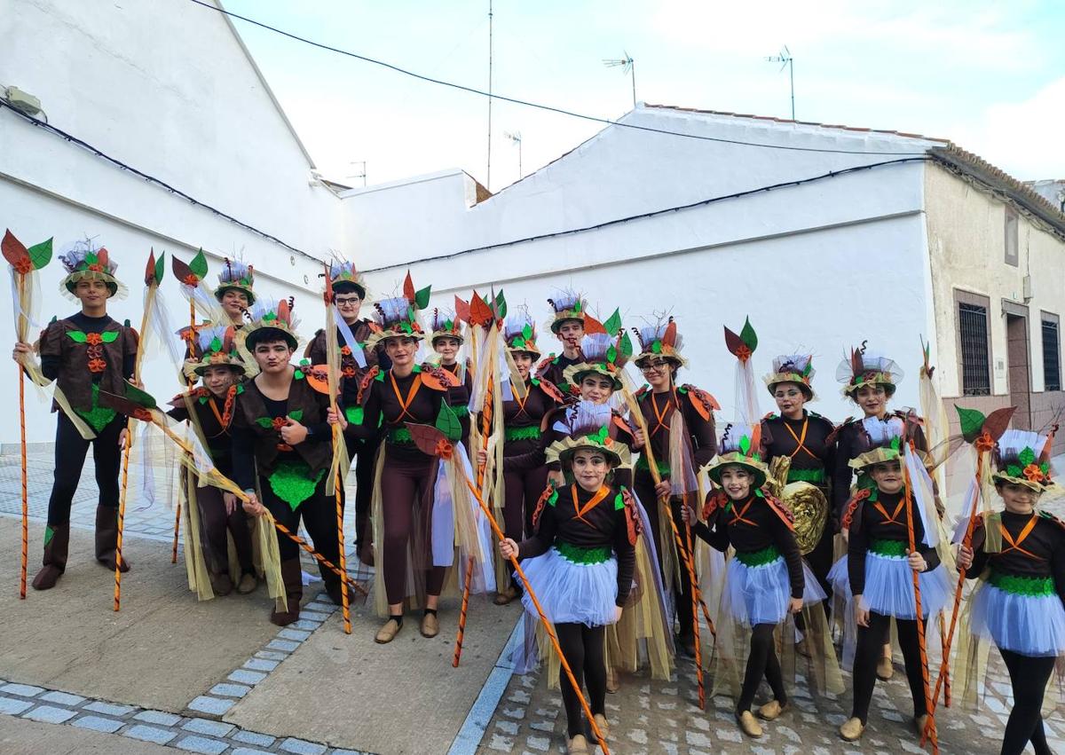 Imagen secundaria 1 - 20 comparsas llenaron de color y diversión las calles de Zalamea
