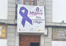 Pancarta colocada el pasado año en la fachada del Ayuntamiento.