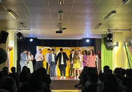 Un grupo de alumnos presenta su adaptación del musical Mamma Mia